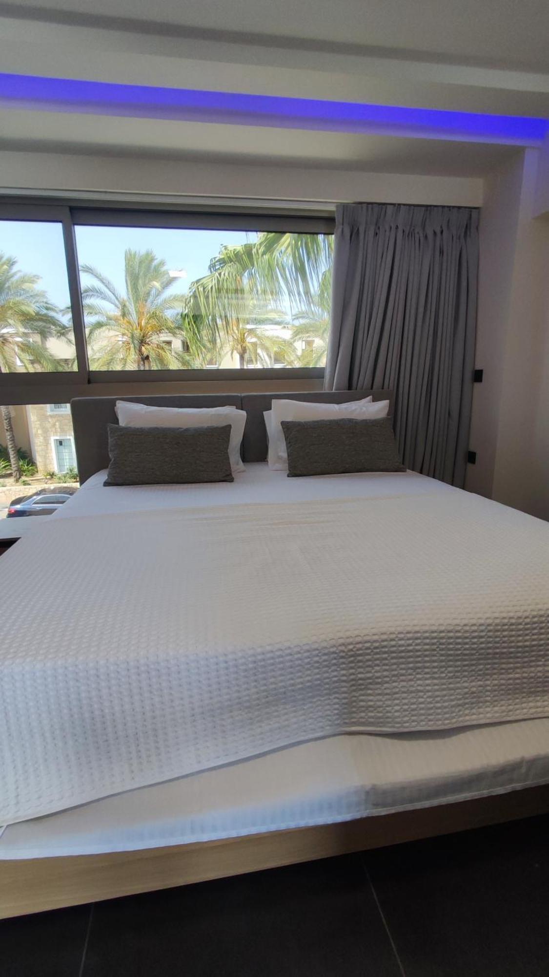 Summertime Signature Suites Agia Marina Exteriér fotografie